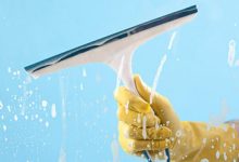 تنظيف واجهات زجاجية بالسودة